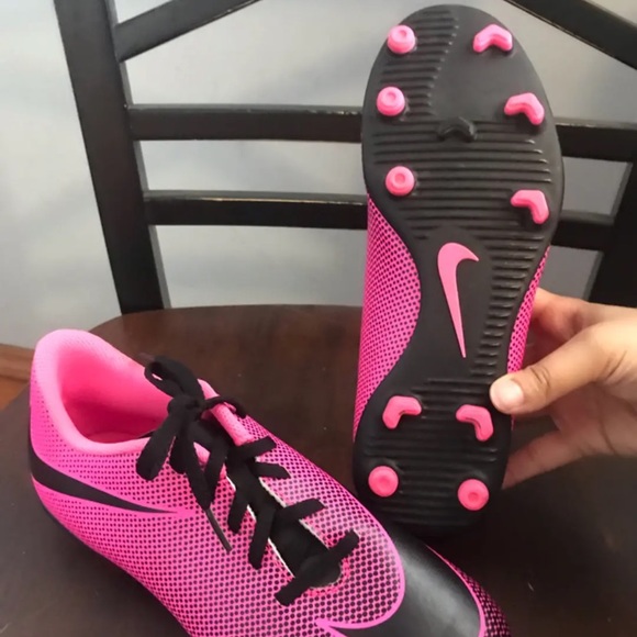Girls Nike soccer shoes - Picture 2 of 4